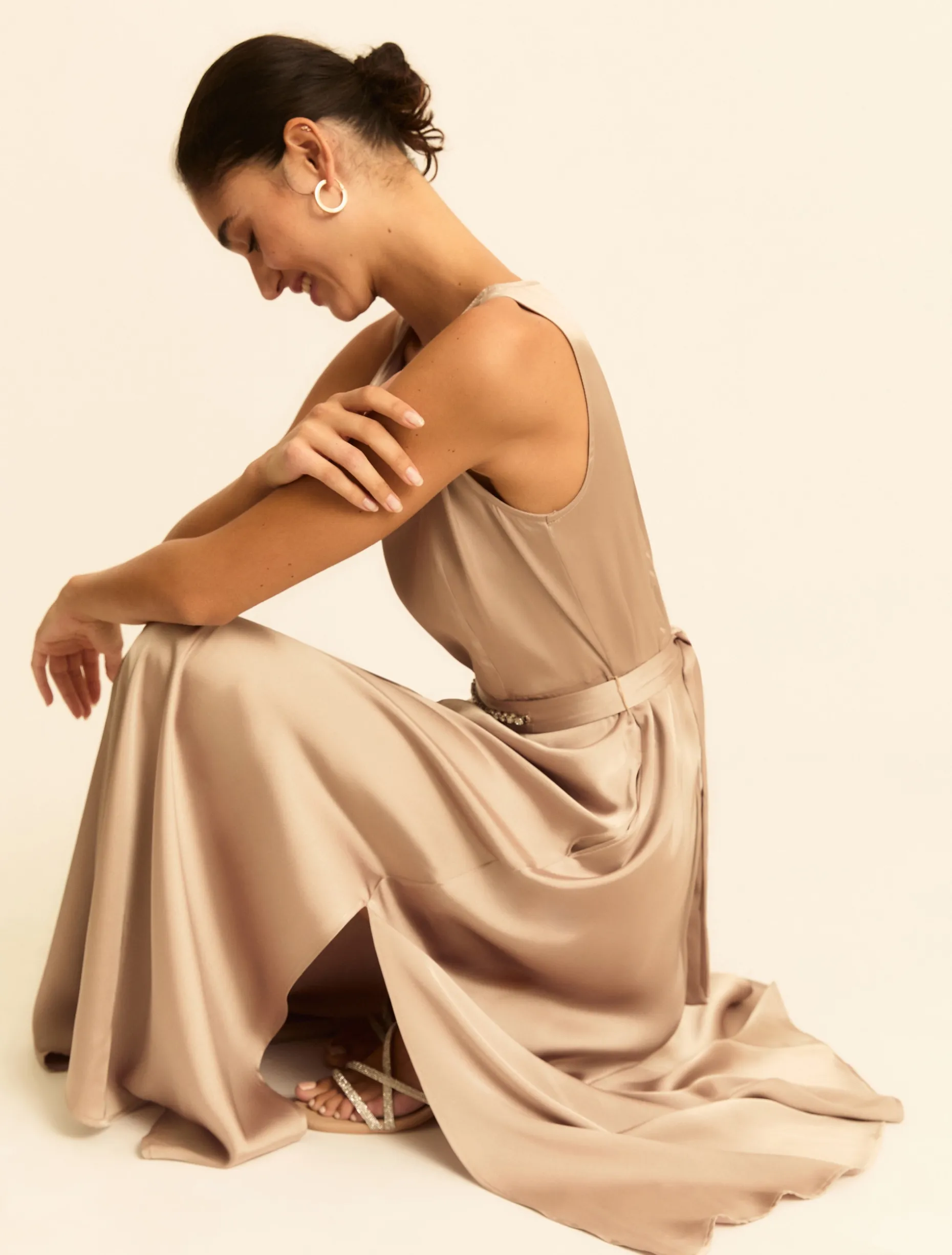 Abito elegante smanicato in raso - BEIGE