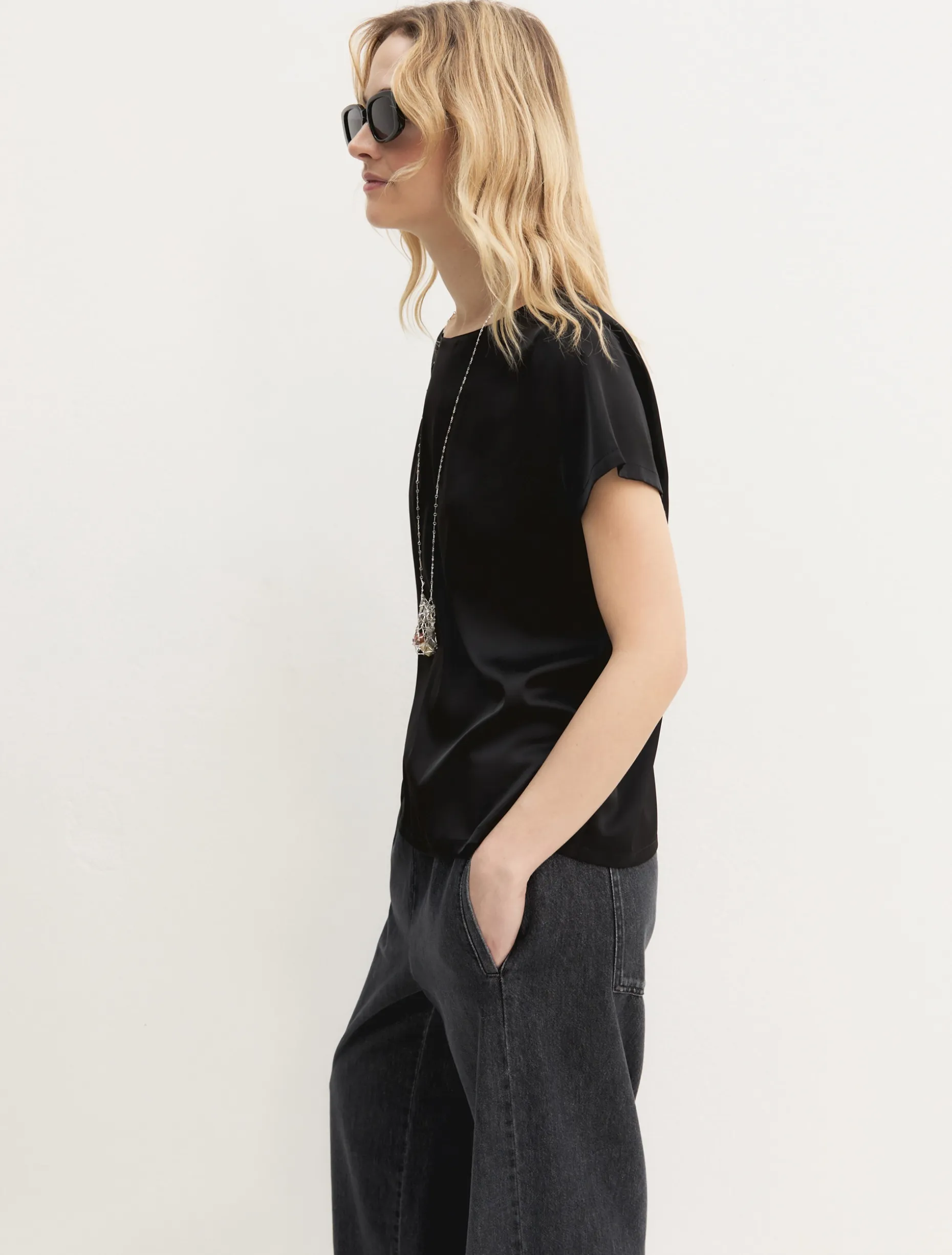 Blusa a maniche corte in raso leggero - NERO