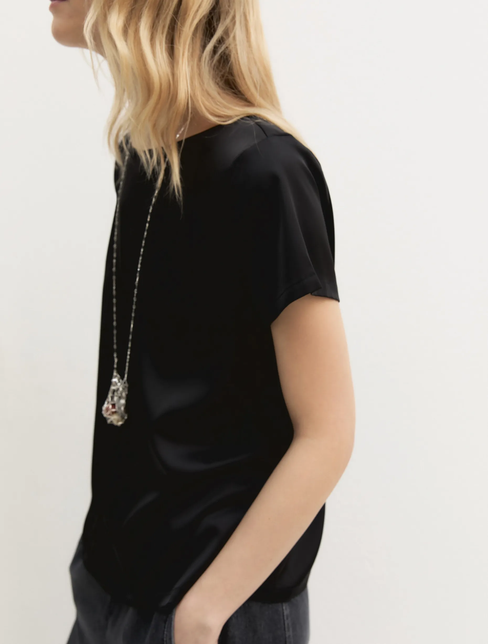 Blusa a maniche corte in raso leggero - NERO