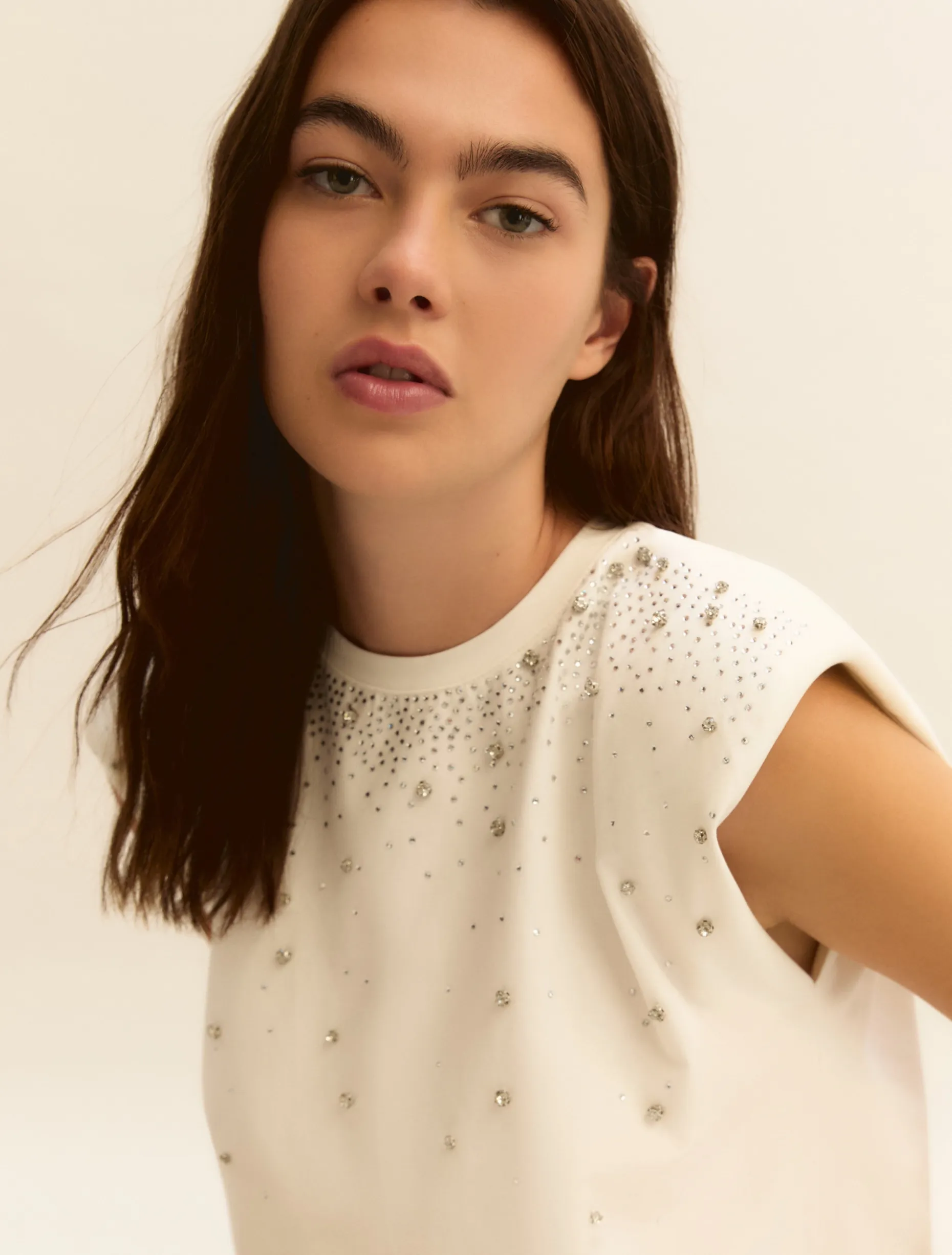 T-shirt smanicata con cristalli - BIANCO
